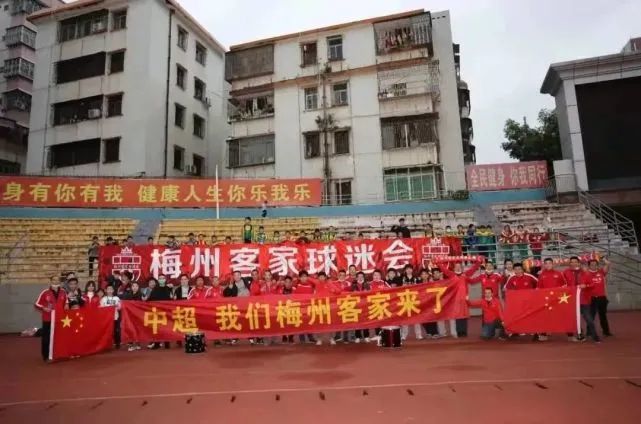 《监控者》曝全新海报 艾玛·罗伯茨迷幻裸身街头 2016-07-03 近日，惊悚片《监控者》曝出五张全新角色海报，这五张全新海报以迷幻风为主，主演艾玛·罗伯茨、戴夫·弗兰科两人或在雨中亲吻，或一同裸露现身街头。